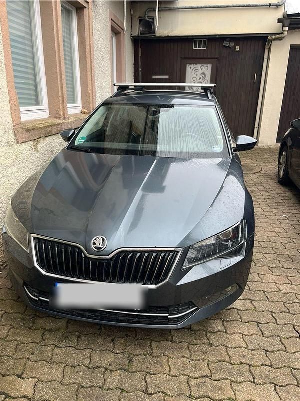 Grau Gebraucht 2016 Skoda Superb Ambition Kombi | 15.500 € - Bild 1/4