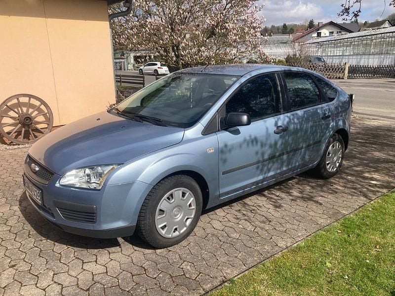 Gebraucht Ford Focus Trend 101 PS (74 kW) 2005 Blau Limousine