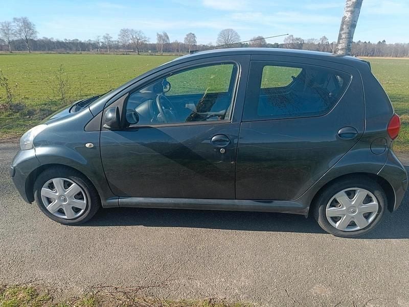 Gebraucht Toyota Aygo 68 PS (50 kW) 2009 Grau Kleinwagen