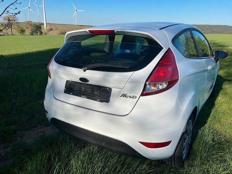 Gebraucht Ford Fiesta Ambiente 60 PS (44 kW) 2016 Weiß Kleinwagen