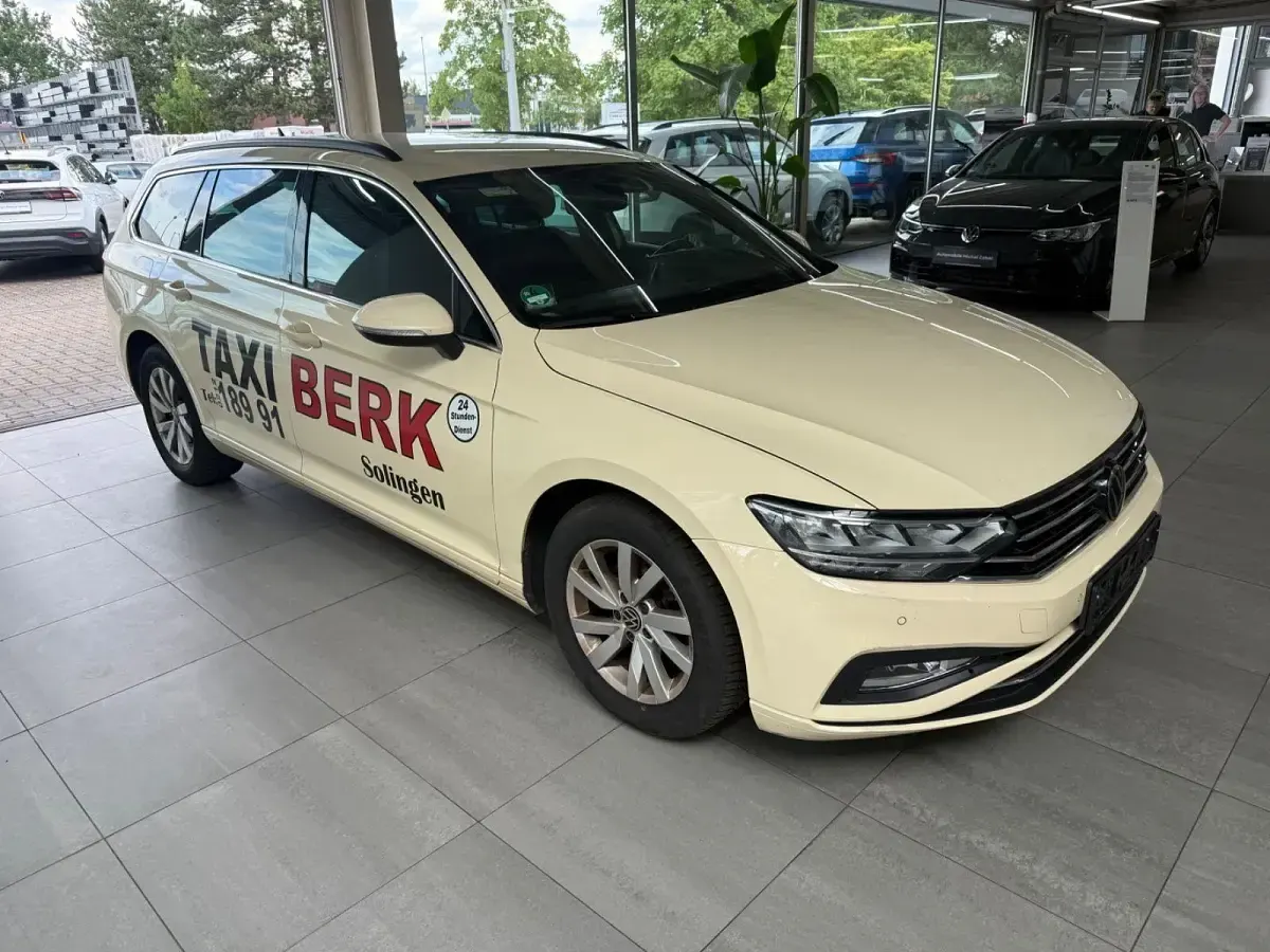 Gebraucht VW Passat 150 PS (110 kW) 2023 Beige Kombi