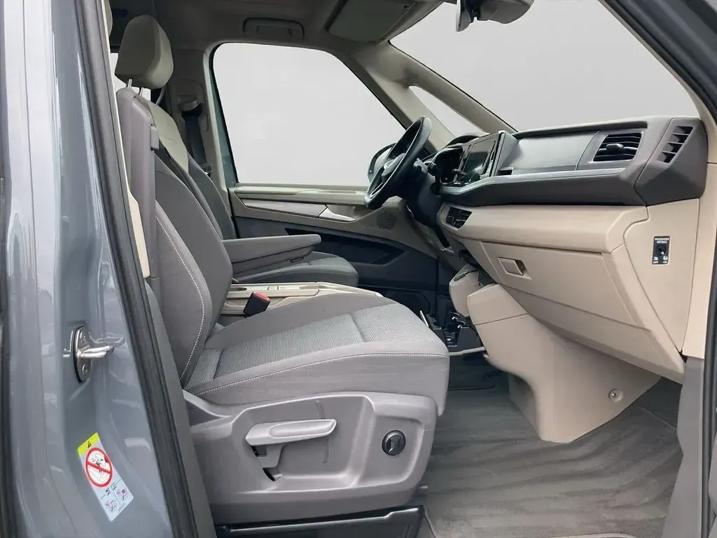 Second-hand VW Multivan Life 150 CP (110 kW) 2023 Gri Monovolum