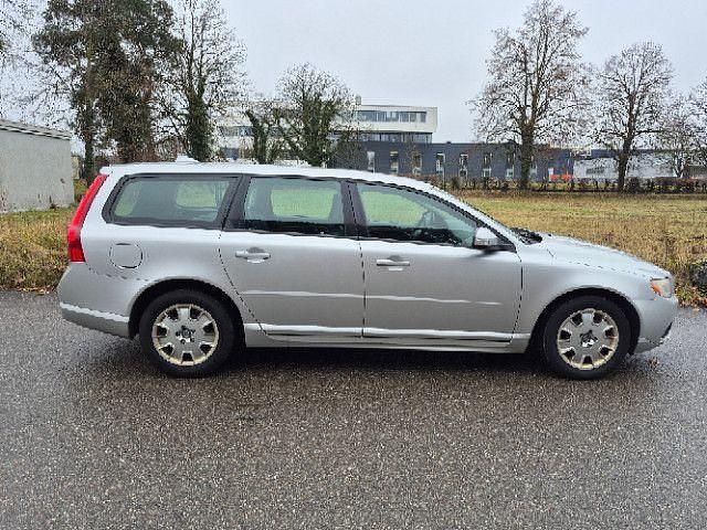 Silber Gebraucht 2008 Volvo V70 Momentum Kombi | 4.400 € (Guter Preis) - Bild 1/4