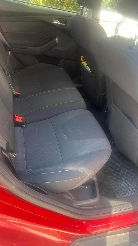 Second-hand Ford Focus Titanium 150 CP (110 kW) 2011 Roșu Berlinǎ