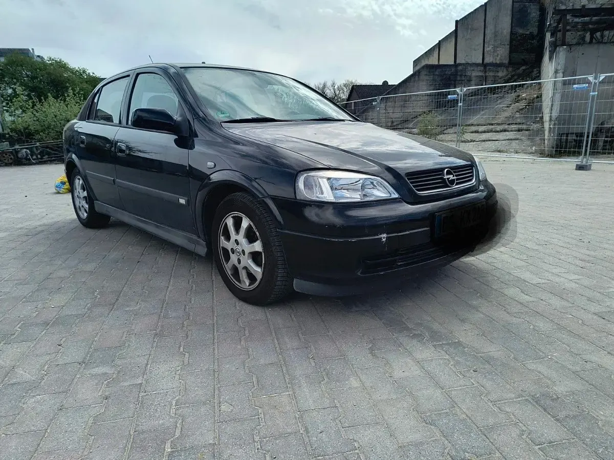 Second-hand Opel Astra 101 CP (74 kW) 2004 Negru Hatchback