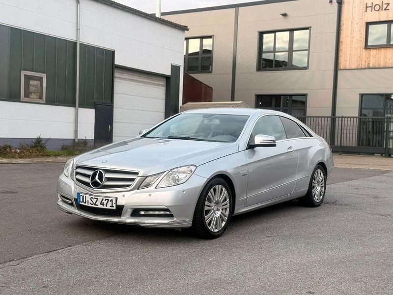Grau Gebraucht 2011 Mercedes E250 Elegance Coupé | 9.450 € (Fairer Preis) - Bild 1/4
