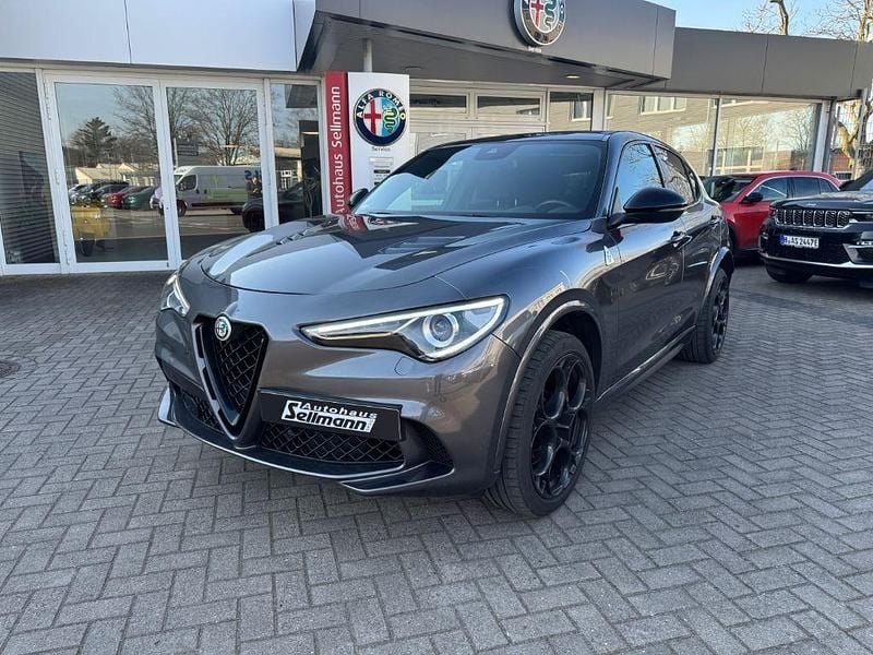 Grau Gebraucht 2023 Alfa Romeo Stelvio Quadrifoglio SUV | 67.477 € (Teuer) - Bild 1/4