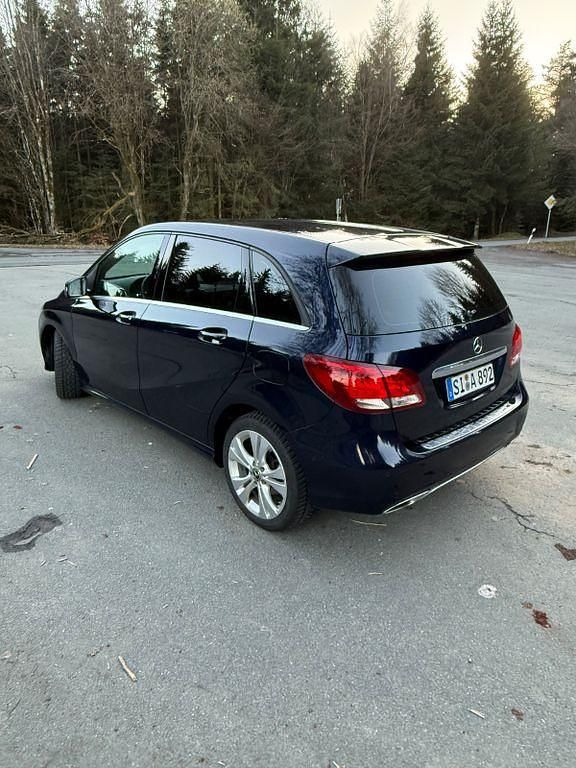 Gebraucht Mercedes B180 122 PS (89 kW) 2017 Blau Van / Kleinbus
