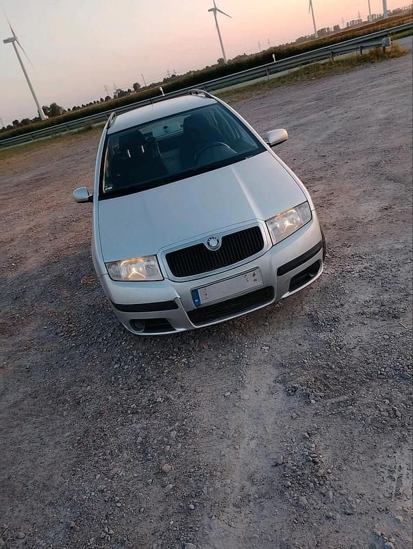 Grau Gebraucht 2005 Skoda Fabia Kombi | 450 € (Superpreis) - Bild 1/4