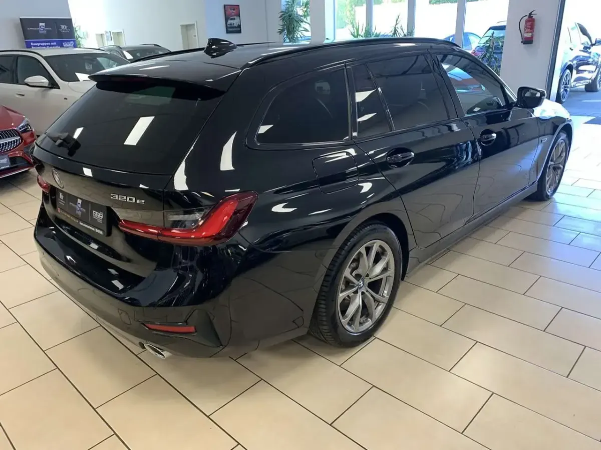 Gebraucht BMW 320e M Sport 204 PS (150 kW) 2022 Schwarz Kombi