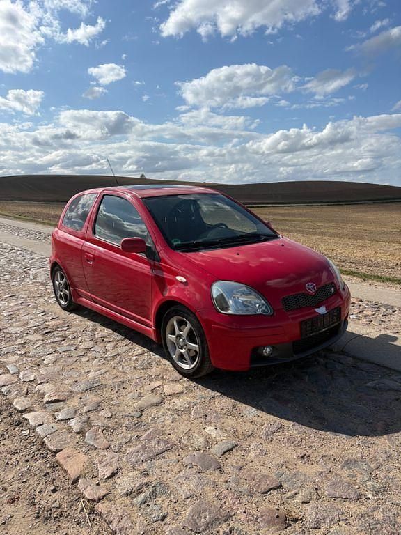 Rot Gebraucht 2004 Toyota Yaris Limousine | 3.200 € (Fairer Preis) - Bild 1/4