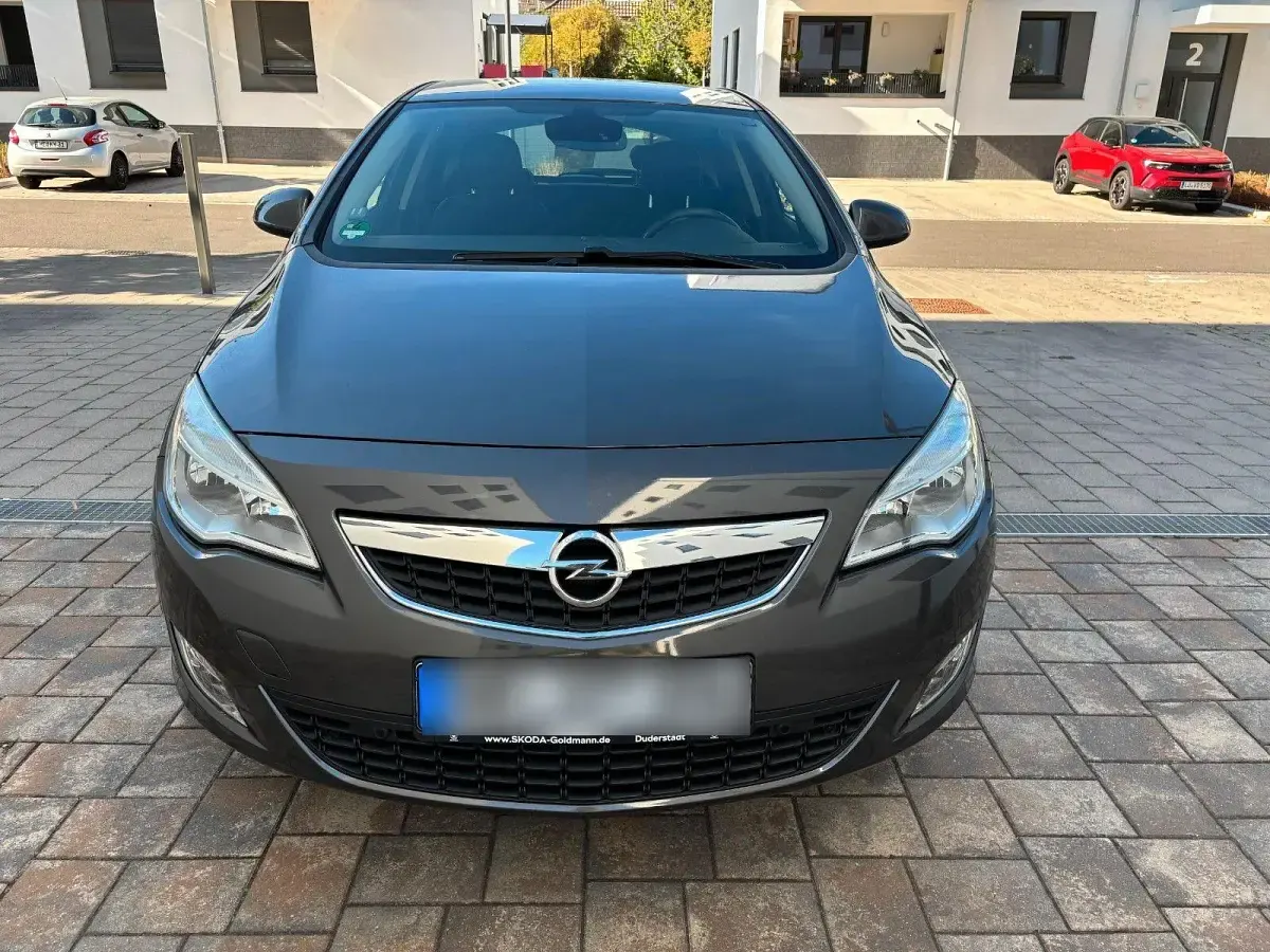 Gebraucht Opel Astra 140 PS (102 kW) 2012 Grau Limousine