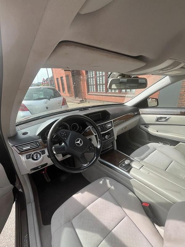 Schwarz Gebraucht 2011 Mercedes E220 Kombi | 4.950 € (Superpreis) - Bild 1/4