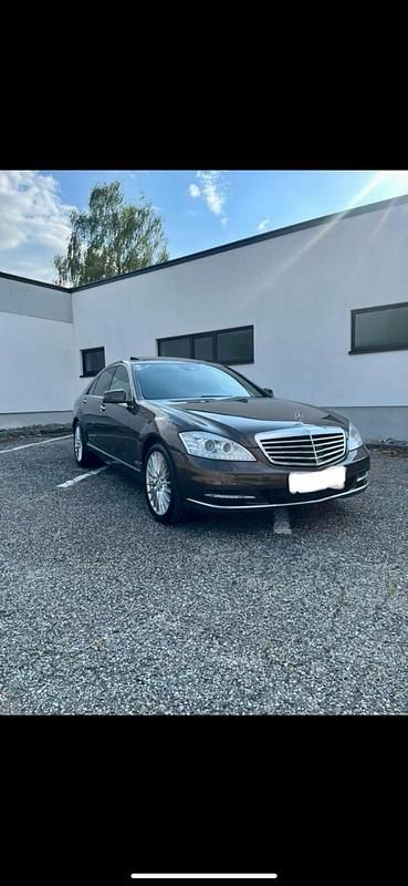 Braun Gebraucht 2010 Mercedes S500 Limousine | 21.999 € - Bild 1/4