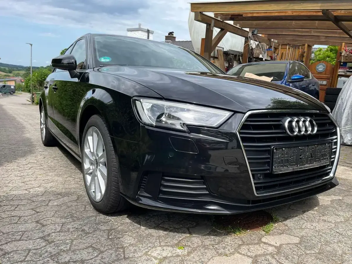 Gebraucht Audi A3 Sport 150 PS (110 kW) 2020 Mythosschwarz metallic Limousine
