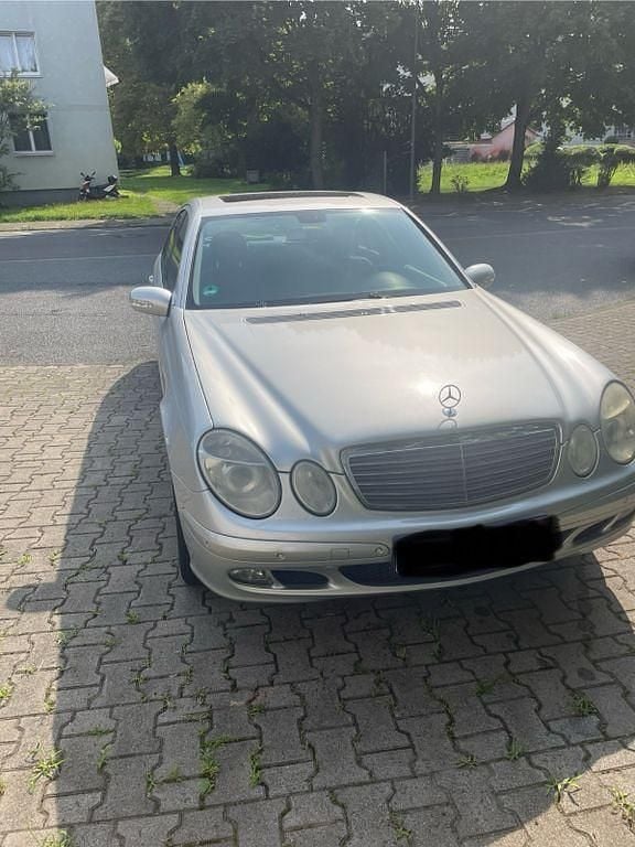 Silber Gebraucht 2005 Mercedes E200 Elegance Limousine | 4.000 € (Guter Preis) - Bild 1/4