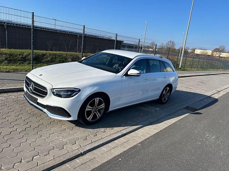 Gebraucht Mercedes E220 Avantgarde 200 PS (147 kW) 2023 Weiß Limousine