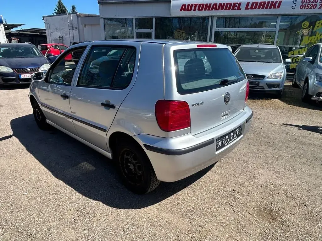 Second-hand VW Polo 82 CP (60 kW) 2000 Argintiu Berlinǎ