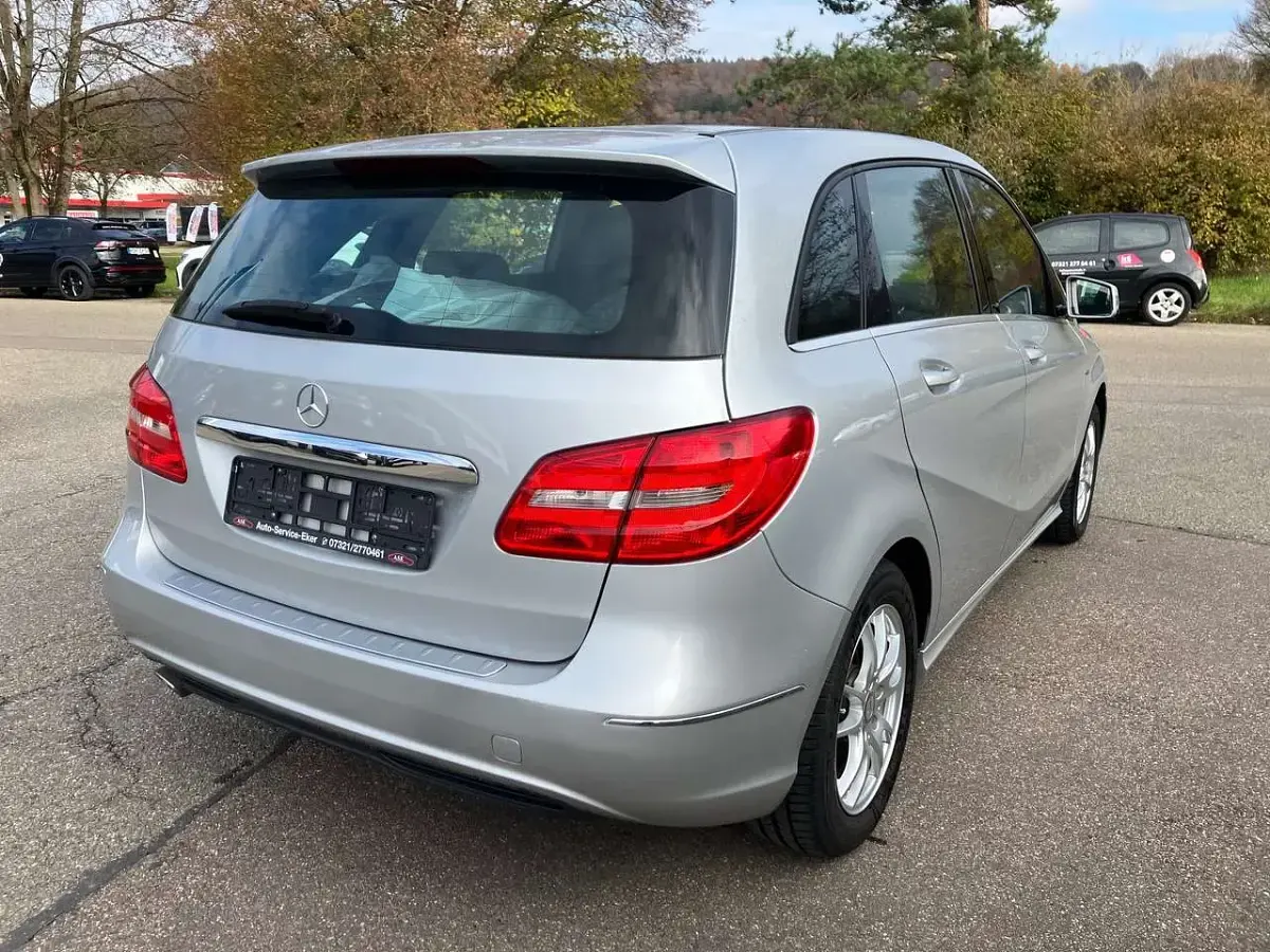 Gebraucht Mercedes B180 122 PS (89 kW) 2011 Silber Kleinwagen