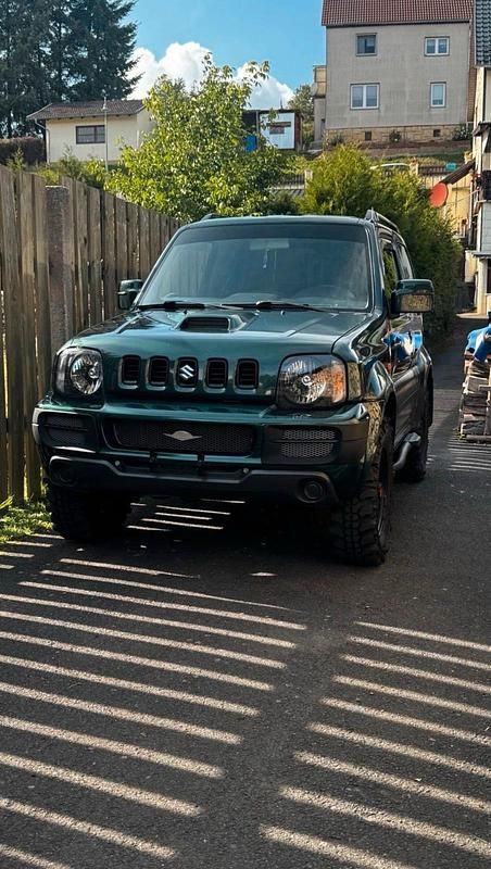Grün Gebraucht 2009 Suzuki Jimny SUV | 14.000 € - Bild 1/4