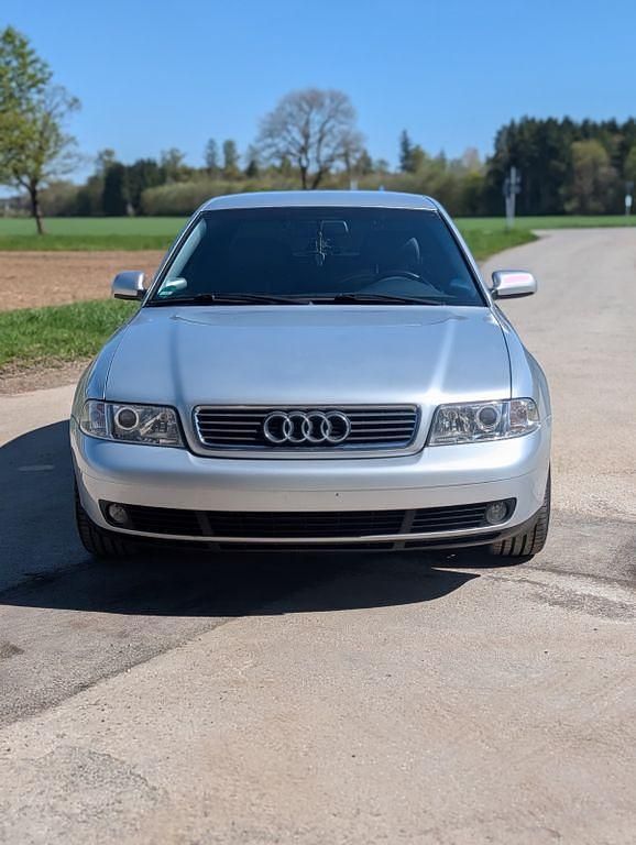 Używany Audi A4 Performance 101 KM (74 kW) 1999 Srebrny Sedan/Limuzyna