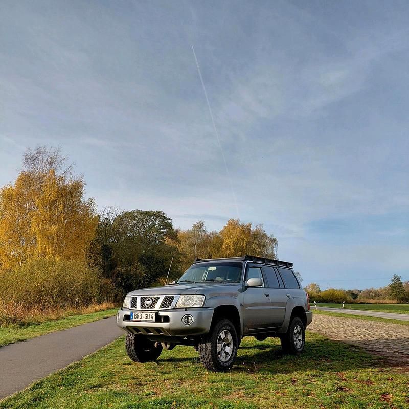 Grau Gebraucht 2010 Nissan Patrol SUV | 28.000 € - Bild 1/4