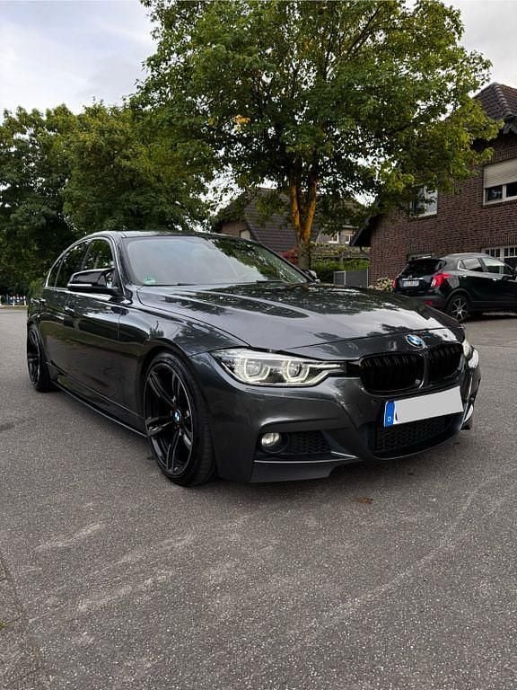 Grau Gebraucht 2016 BMW 320 M Sport Limousine | 15.480 € (Guter Preis) - Bild 1/4