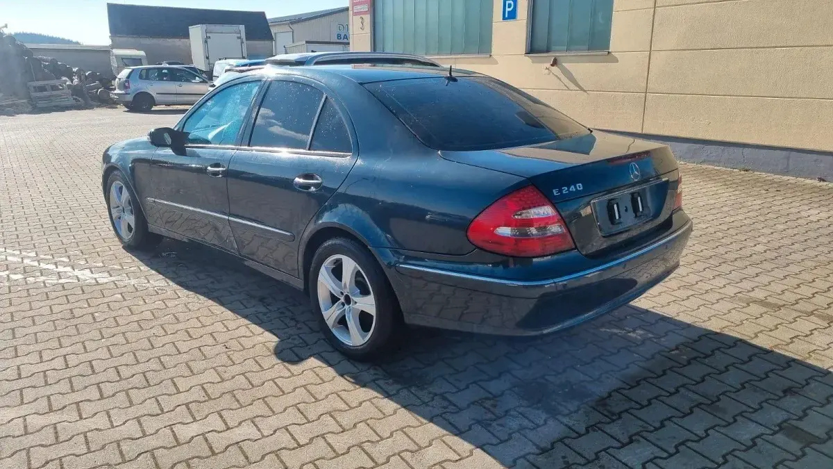 Occasion Mercedes E240 Avantgarde 177 ch (130 kW) 2002 Bleue Berline