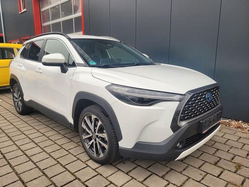 Weiß Gebraucht 2023 Toyota Corolla Cross Team SUV | 26.800 € - Bild 1/4