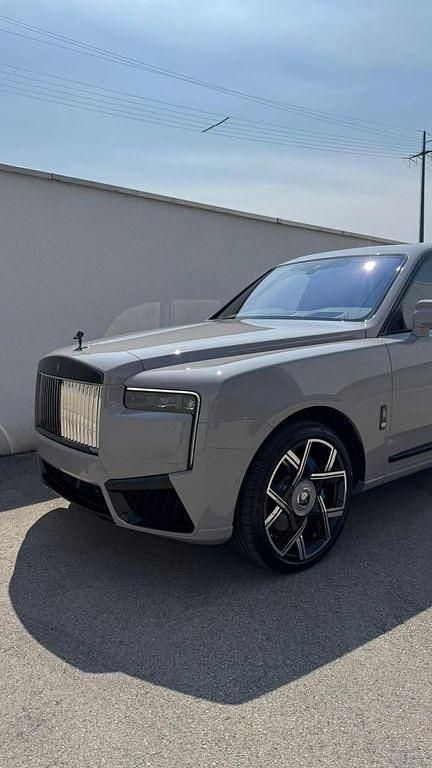 Neu Rolls Royce Cullinan 600 PS (441 kW) 2026 Tempest grey SUV