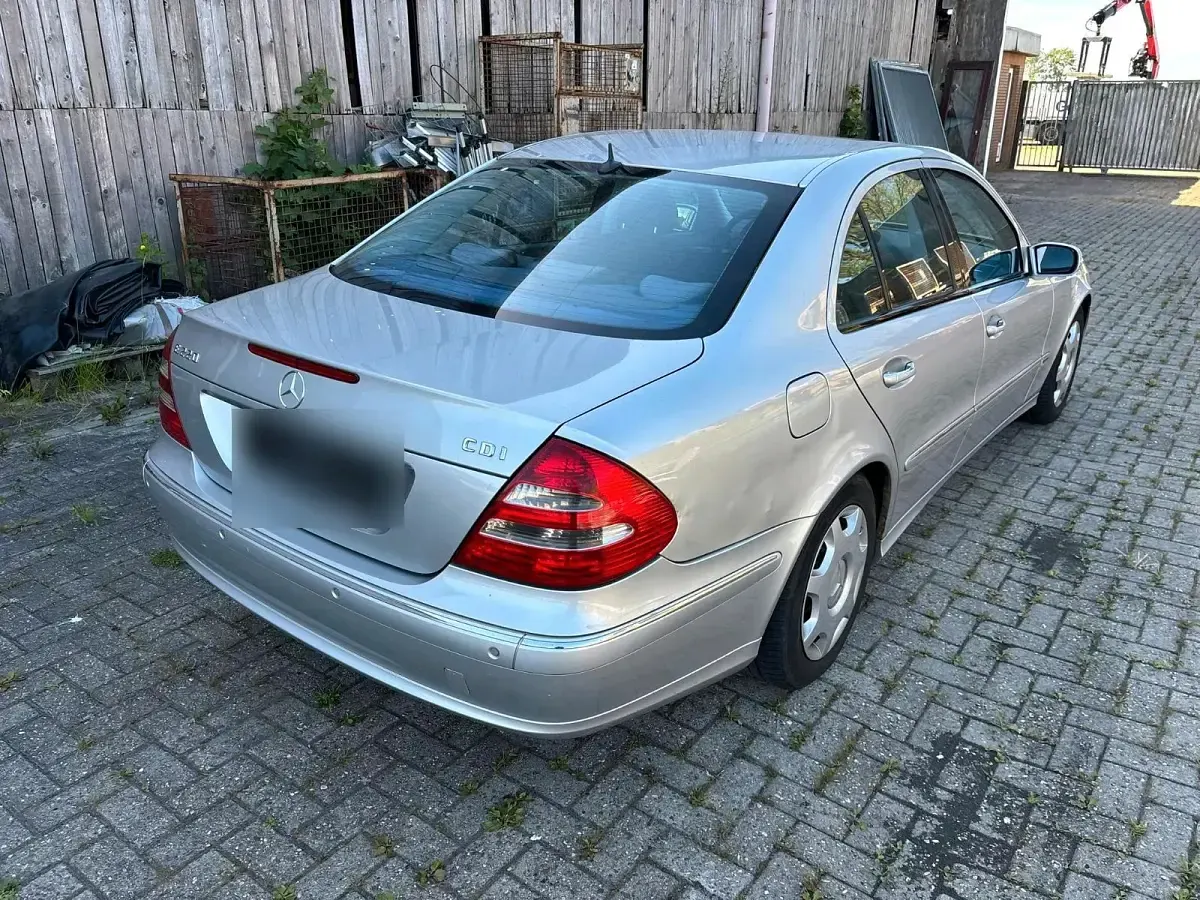 Gebraucht Mercedes E220 Avantgarde 150 PS (110 kW) 2005 Silber Limousine