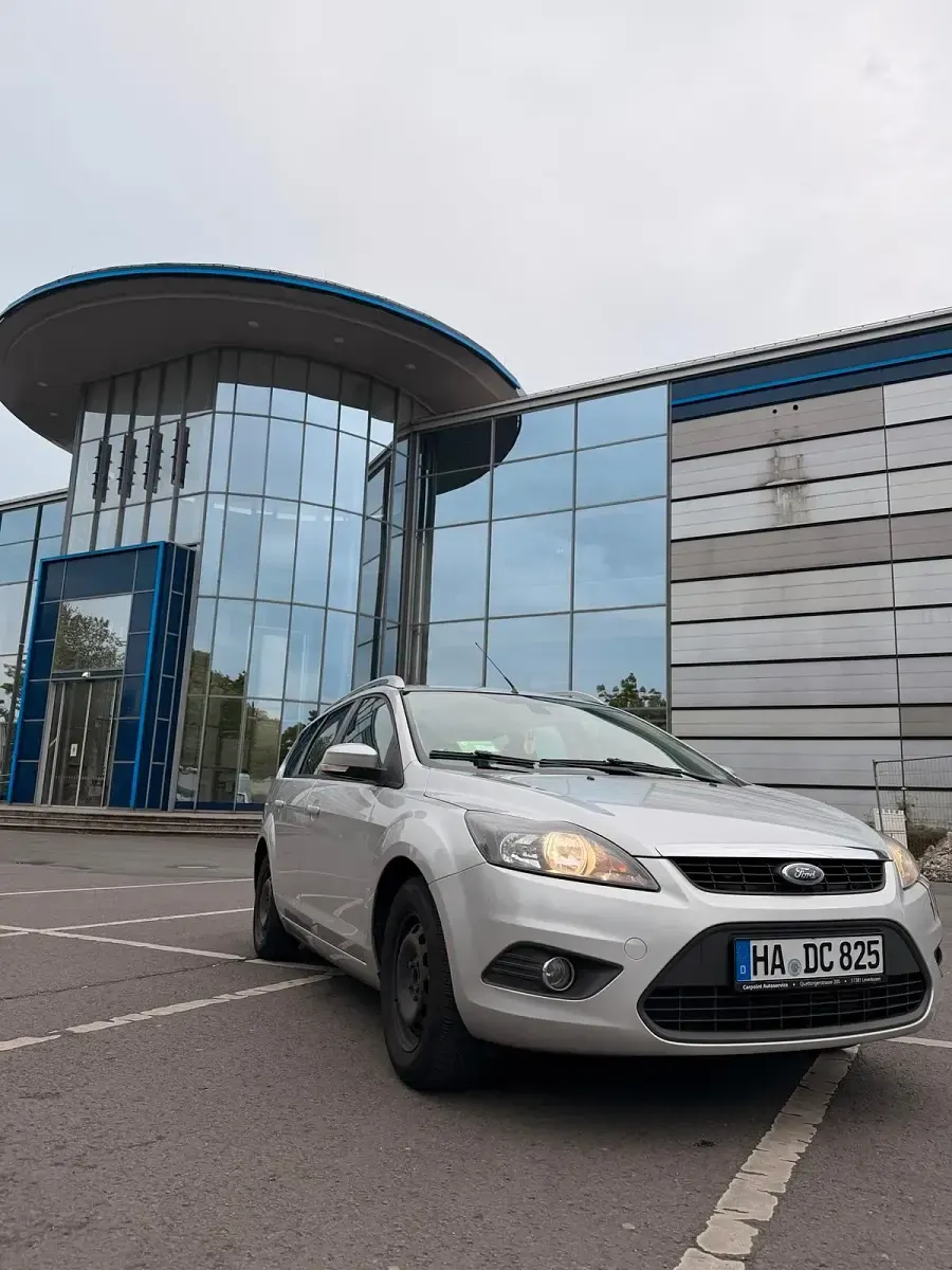 Gebraucht Ford Focus 109 PS (80 kW) 2010 Silber Kombi