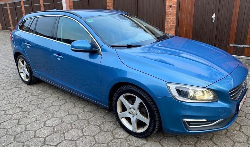 Gebraucht Volvo V60 190 PS (139 kW) 2016 Blau Kombi