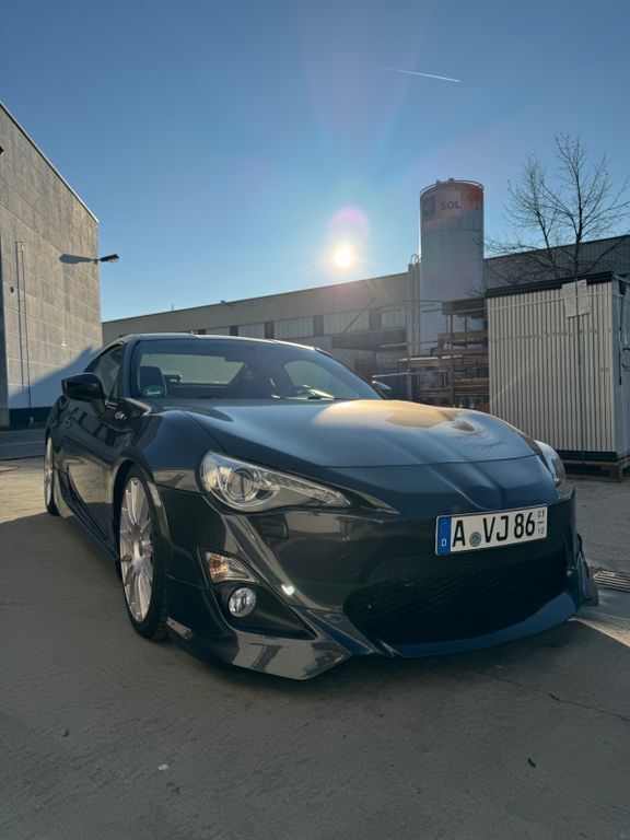 Grau Gebraucht 2013 Toyota GT86 GT Coupé | 25.900 € (Teuer) - Bild 1/4