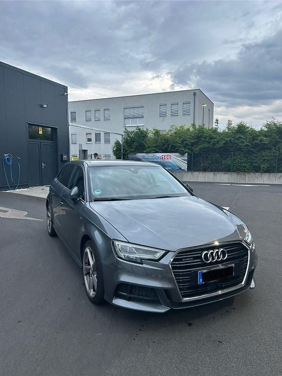 Grau Gebraucht 2017 Audi A3 Sportback Sport Limousine | 19.990 € (Fairer Preis) - Bild 1/4