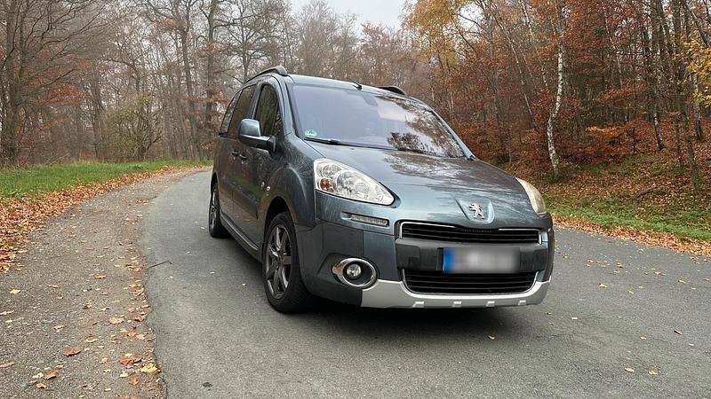 Blau Gebraucht 2012 Peugeot Partner Tepee Outdoor Van / Kleinbus | 7.499 € (Teuer) - Bild 1/4