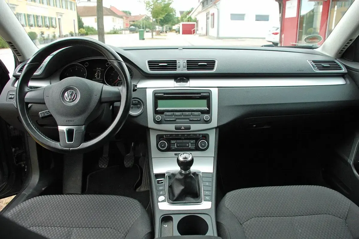 Gebraucht VW Passat Trendline 122 PS (89 kW) 2011 Grau Kombi