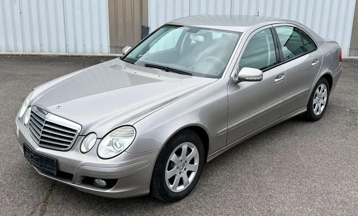Usado Mercedes E200 Elegance 136 CV (100 kW) 2008 Gris Berlina