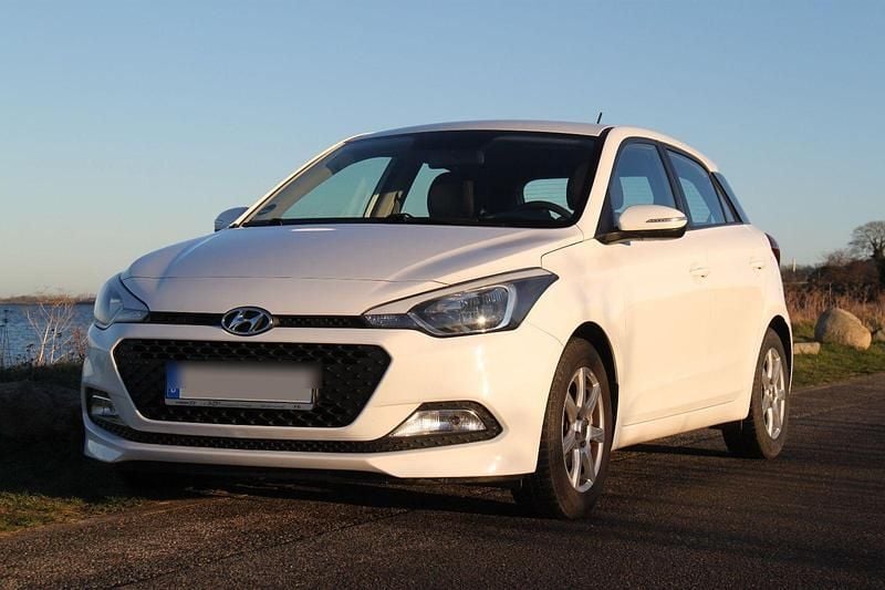 Weiß Gebraucht 2016 Hyundai i20 Active Kleinwagen | 8.100 € (Fairer Preis) - Bild 1/4
