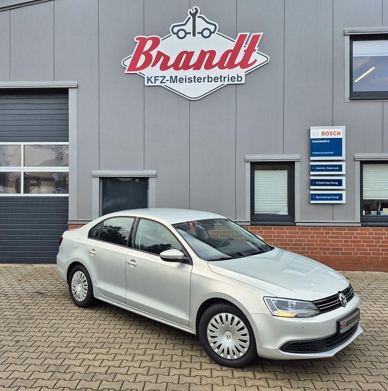 Silber Gebraucht 2013 VW Jetta Comfortline Limousine | 7.590 € (Fairer Preis) - Bild 1/4