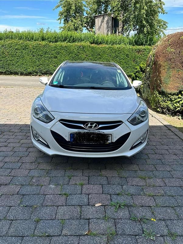 Weiß Gebraucht 2012 Hyundai i40 Kombi | 8.250 € (Teuer) - Bild 1/4