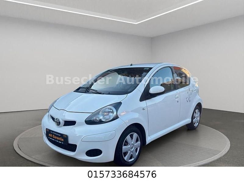 Weiß Gebraucht 2011 Toyota Aygo Edition Kleinwagen | 3.600 € (Etwas zu teuer) - Bild 1/4