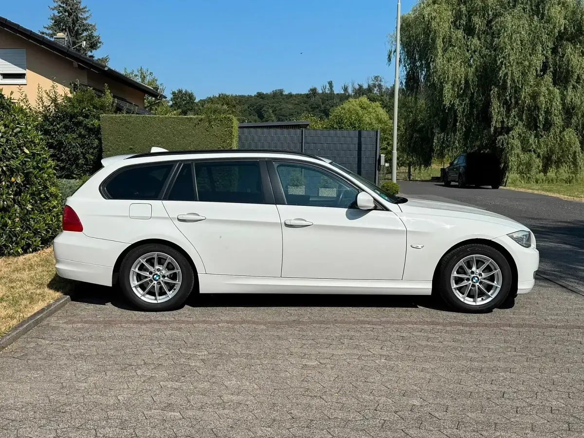 Gebraucht BMW 320 163 PS (119 kW) 2012 Weiß Kombi