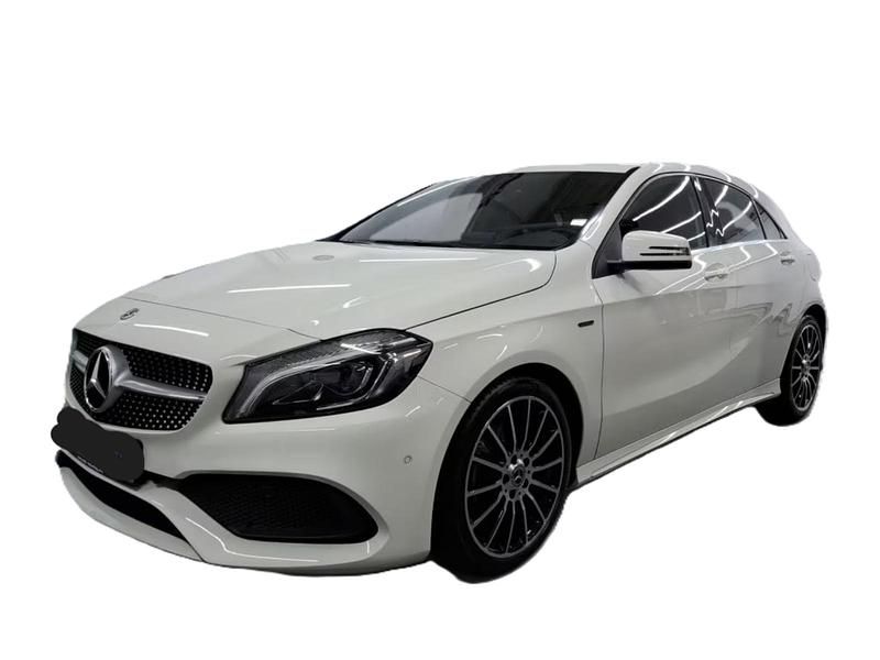 Weiß Gebraucht 2018 Mercedes A180 AMG line Limousine | 18.500 € (Fairer Preis) - Bild 1/4