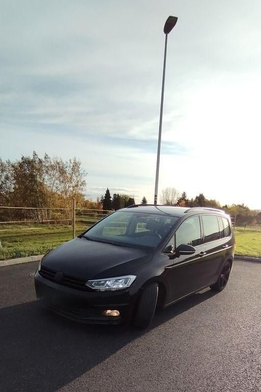 Schwarz Gebraucht 2018 VW Touran Van / Kleinbus | 15.999 € (Teuer) - Bild 1/4
