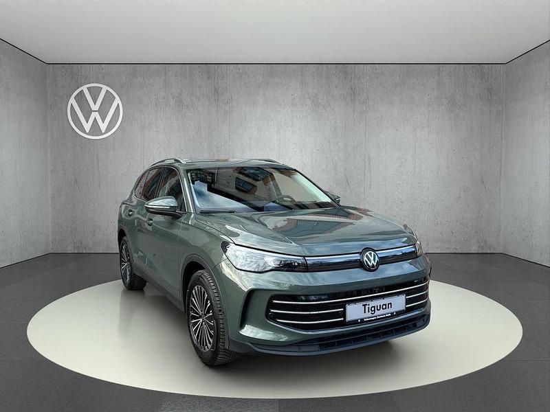 Neu VW Tiguan Elegance 150 PS (110 kW) 2026 Cipressinogrün metallic SUV