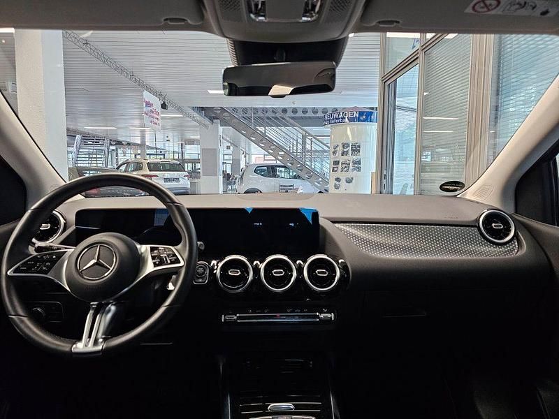 Gebraucht Mercedes B180 Progressive 136 PS (100 kW) 2024 Mountaingreymet. (metallic) Van / Kleinbus