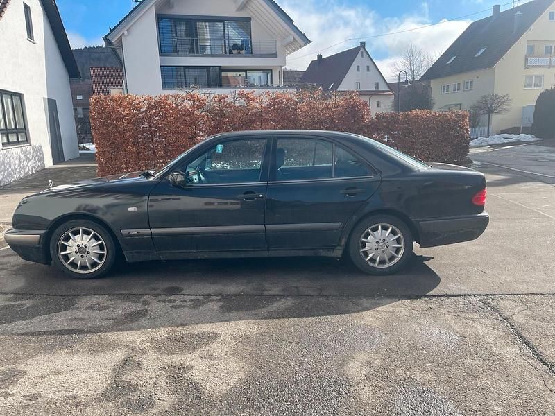 Gebraucht Mercedes E240 175 PS (128 kW) 1998 Schwarz Limousine