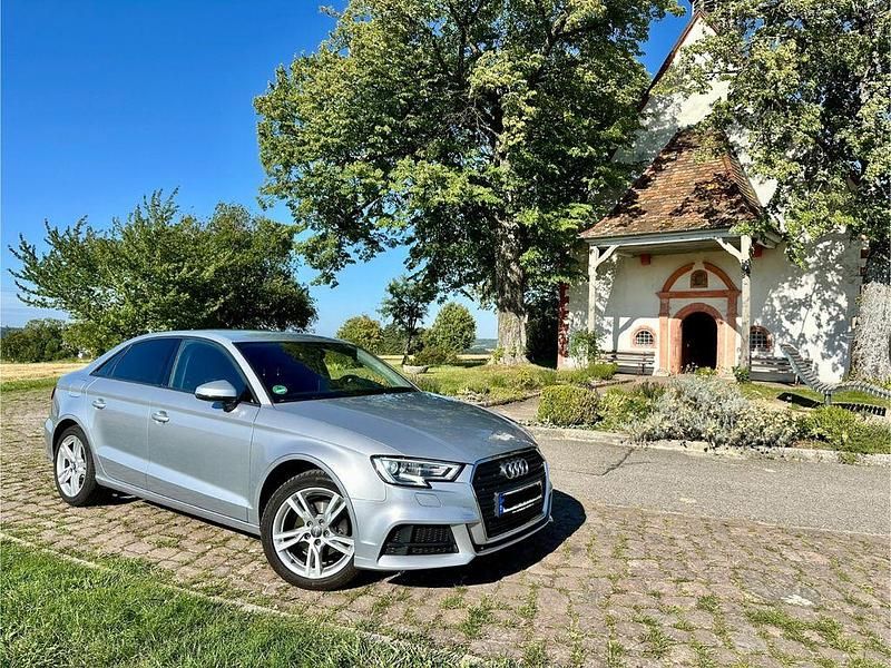 Grau Gebraucht 2017 Audi A3 Ambiente Limousine | 17.000 € (Guter Preis) - Bild 1/4