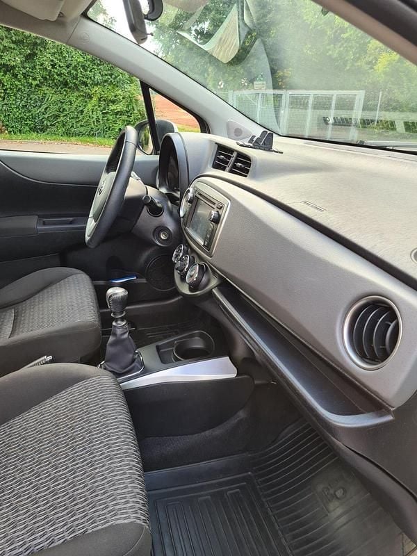 Weiß Gebraucht 2014 Toyota Yaris Kleinwagen | 6.800 € (Fairer Preis) - Bild 1/4